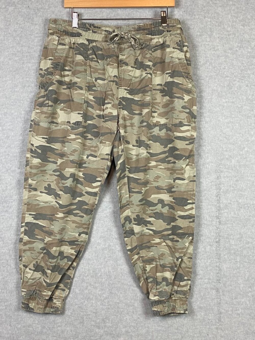 Gap Women's Camouflage Joggers - Size XL